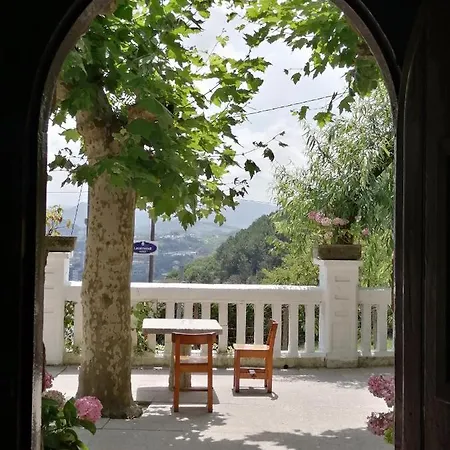 Cr Luarri Guest house *