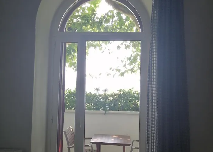 Cr Luarri بيت ضيافة 3*